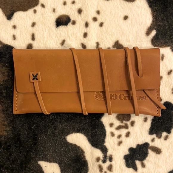 🍍Limited Edition 19 Crimes Leather Electronics Travel Case - Picture 1 of 4